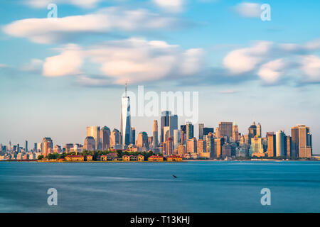 New York, New York, USA skyline du port avec Ellis Island. Banque D'Images