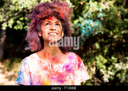 Femme pleine de peinture poudre colorée, célébrer Holi, Festival des couleurs Banque D'Images