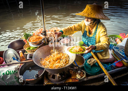 Amphawa, Thaïlande. Le 25 octobre 2015. Pad Thaï servi à partir d'un bateau pour le petit-déjeuner à Amphawa Banque D'Images