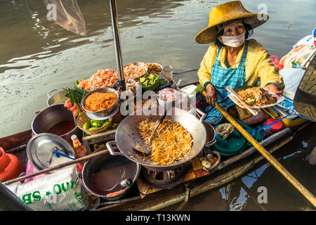 Amphawa, Thaïlande. Le 25 octobre 2015. Pad Thaï servi à partir d'un bateau pour le petit-déjeuner à Amphawa Banque D'Images