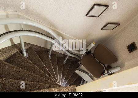 Télésiège mécanique de prendre les personnes âgées ou handicapées escaliers et des monte-escalier pour personnes à mobilité réduite, Senior Banque D'Images