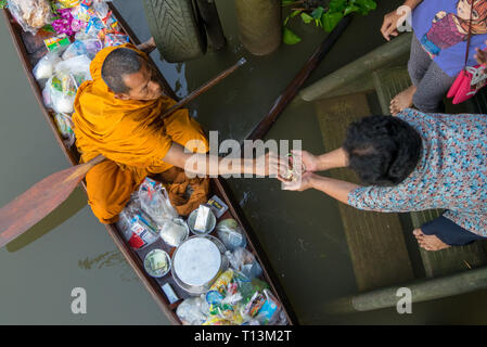 Amphawa, Thaïlande. Le 25 octobre 2015. La réception de l'Aumône en moine matin Amphawa depuis un adorateur. Banque D'Images