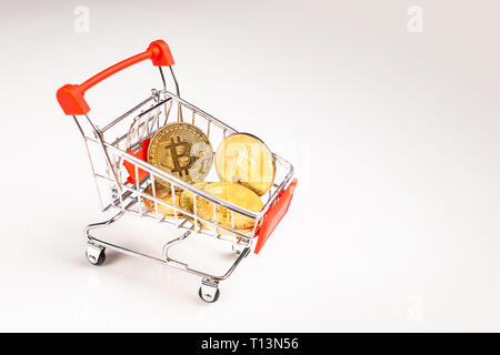 Bitcoin Cryptocurrency panier panier, l'achat, les dépenses ou les investissements d'un concept Banque D'Images