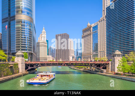 Chicago, Illinois, USA croisière touristique et sur les toits de la rivière. Banque D'Images