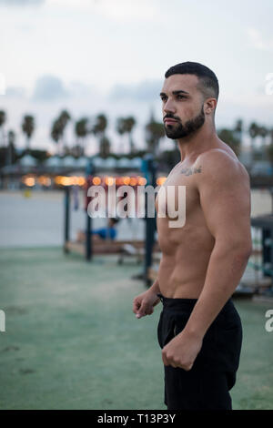 Portrait of young woman outdoors homme musclé Banque D'Images