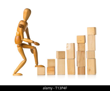Mannequin en bois figure le premier pas sur un bloc en bois pièces construction étapes de formage - Carrière, la croissance ou le développement de concept white background Banque D'Images