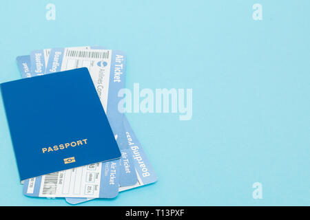 Passeport et billets d'avion sur un fond bleu. vide maquette vide, l'espace de copie. Banque D'Images