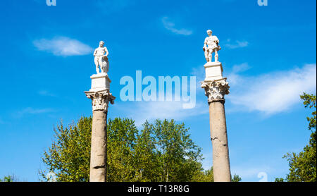 Hercules et Jules César statues sur colonnes romaines dans l'Alameda à Séville Banque D'Images