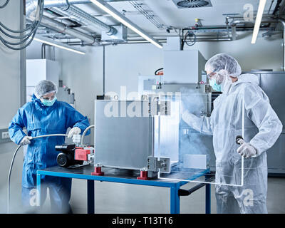 Les chimistes travaillant en salle blanche de laboratoire industriel Banque D'Images