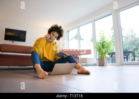 Smiling woman using tablet Banque D'Images