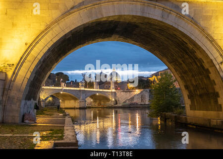 L'Italie, Rome, Vatican, la Basilique St Pierre et du Ponte Sant'Angelo le soir Banque D'Images