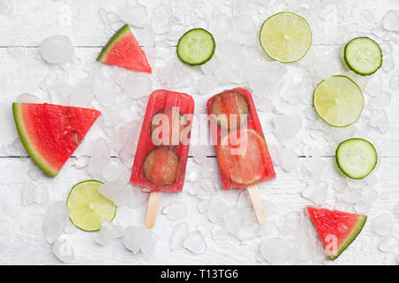 Concombre melon maison sucettes glacées sur fond blanc Banque D'Images