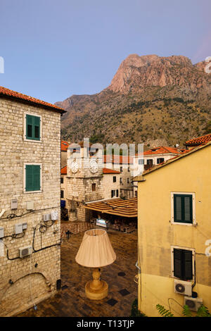 Le Monténégro, Kotor, vieille ville, place principale avec tour de l'horloge Banque D'Images