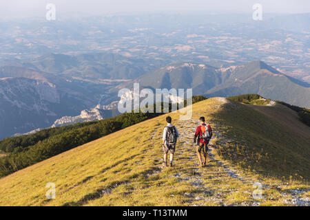 L'Italie, Monte Nerone, deux hommes randonnée au sommet d'une montagne en été Banque D'Images