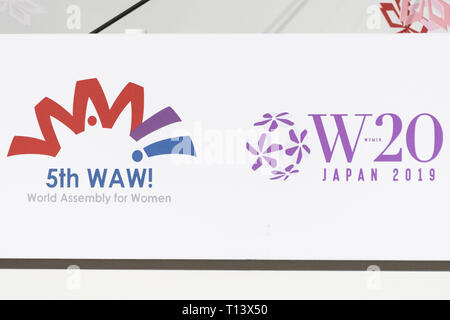 Tokyo, Japon. Mar 23, 2019. Logos de l'événement sont vus au cours de la 5e Assemblée mondiale pour les femmes (WAW !) à Tokyo. Cette année, le WAW ! En collaboration avec les femmes 20 (W20), l'un des groupes d'engagement du G20 créé pour faire des recommandations au G20, a invité les leaders féminins à partir de la politique, des affaires et de la société pour discuter des rôles des femmes dans leurs pays et leurs affiliations. L'événement se tient du 23 au 24 mars à l'hôtel New Otani Tokyo. Credit : Rodrigo Reyes Marin/ZUMA/Alamy Fil Live News Banque D'Images