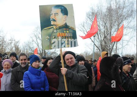 Tambov, Région de Tambov, en Russie. Mar 23, 2019. 23 mars, 2019. Le parti communiste de Russie est maintenant une masse de l'action sociale et politique sous le slogan '' Nous allons protéger les droits sociaux et économiques des citoyens !''. Des rassemblements ont lieu dans plusieurs villes de la Russie. À Tambov réunion a eu lieu à '' Rasskazovsky square''. Dans l'image dans l'image--une réunion de communistes dans la région de Tambov (Russie). Dans le centre-un homme avec un portrait de Joseph Staline Crédit : Demian Stringer/ZUMA/Alamy Fil Live News Banque D'Images