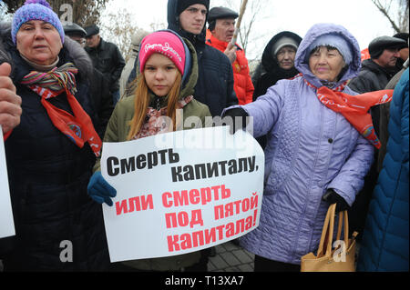 Tambov, Région de Tambov, en Russie. Mar 23, 2019. 23 mars, 2019. Le parti communiste de Russie est maintenant une masse de l'action sociale et politique sous le slogan '' Nous allons protéger les droits sociaux et économiques des citoyens !''. Des rassemblements ont lieu dans plusieurs villes de la Russie. À Tambov réunion a eu lieu à '' Rasskazovsky square''. Dans les photo-une fille avec une affiche lors d'une manifestation du parti communiste russe dans la région de Tambov (Russie). L'inscription sur l'affiche en russe - '' La Mort au capital, ou la mort sous le joug du capital" Crédit : Demian Stringer/ZUMA/Alamy Fil Live News Banque D'Images