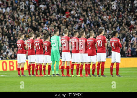 Londres, Royaume-Uni. Mar 22, 2019. L'équipe de République tchèque, effectuer un minutes applaudissements pour Gordon Banks qui est mort cette année, lors de l'UEFA Euro Groupe qualificatif un match entre l'Angleterre et la République Tchèque au stade de Wembley, Londres, Angleterre le 22 mars 2019. Photo de Ken d'Étincelles. Usage éditorial uniquement, licence requise pour un usage commercial. Aucune utilisation de pari, de jeux ou d'un seul club/ligue/dvd publications. Credit : UK Sports Photos Ltd/Alamy Live News Banque D'Images