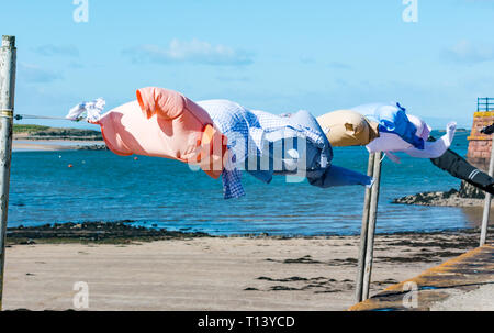 North Berwick, East Lothian, Scotland, UK, 23 mars 2019. UK Météo : ensoleillé temps de printemps à la ville en bord de mer. Buanderie avec shirts accrochés sur une ligne de lavage à sec de soufflage dans le vent à West Beach Banque D'Images