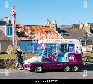 North Berwick, East Lothian, Scotland, UK, 23 mars 2019. UK Météo : ensoleillé temps de printemps à la ville en bord de mer. Pas de clients pour le S Luca ice cream van à Milsey Bay Banque D'Images