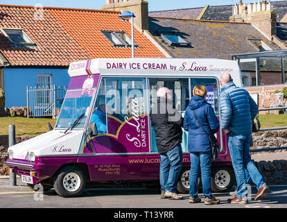 North Berwick, East Lothian, Scotland, UK, 23 mars 2019. UK Météo : ensoleillé temps de printemps à la ville en bord de mer. Les clients de l'ice cream van S Luca à Milsey Bay Banque D'Images