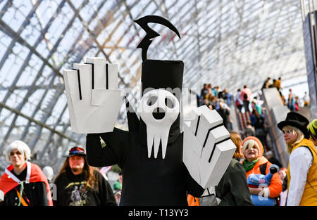 Leipzig, Allemagne. Mar 23, 2019. Cosplayeur 'Shinigami-Sama' est sur la route dans le hall vitré au centre d'exposition. Jusqu'à 24.03.2019 environ 2600 exposants présenteront eux-mêmes sur le terrain de l'exhibition. Dans le même temps le festival 'Leipzig lit' invite à de nombreuses lectures. Le pays invité du Salon du livre cette année, c'est la République tchèque. Credit : Jens Kalaene Zentralbild-/dpa/dpa/Alamy Live News Banque D'Images