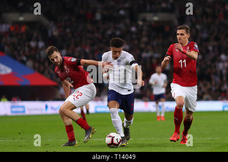 Londres, Royaume-Uni. Mar 22, 2019. Jadon, Sancho d'Angleterre bat Filip Novak (à gauche) et David Pavelka (droite) de la République tchèque - France / République tchèque, l'UEFA Euro 2020 Qualifications - Groupe A, le Stade de Wembley, Londres - 22 mars 2019 Editorial N'utilisez que des images de la journée : Crédit Limited/Alamy Live News Banque D'Images