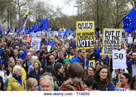 Londres, Royaume-Uni. 23 Mar 2019. Les partisans d'un dernier mot sur la sortie de l'UE ont commencé à réunir à Londres pour la manifestation qui se terminera dans Westminster.De nombreux conférenciers, y compris Tom Watson a dit qu'il prendra part à la manifestation. D'autres orateurs l'ont jusqu'à présent inclus Caroline Lucas et Clive Lewis. Crédit : la double couche/Alamy Live News Crédit : la double couche/Alamy Live News Banque D'Images