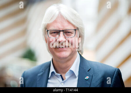 23 mars 2019, Basse-Saxe, Langenhagen : Detlef Ahting, le ré-élu président de l'état de l'union Verdi en Basse-Saxe, se dresse dans le hall d'un hôtel du congrès. Les délégués de l'état de Verdi District de Basse-Saxe et Brême pour répondre à l'état bas Saxony-Bremen Conférence de District. Photo : afp/Hauke-Christian Dittrich Banque D'Images