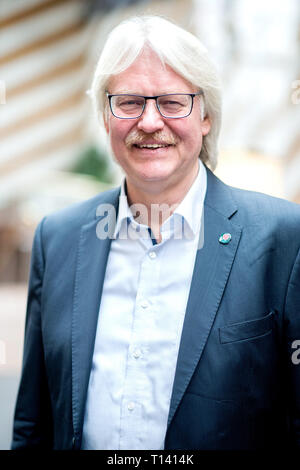 23 mars 2019, Basse-Saxe, Langenhagen : Detlef Ahting, le ré-élu président de l'état de l'union Verdi en Basse-Saxe, se dresse dans le hall d'un hôtel du congrès. Les délégués de l'état de Verdi District de Basse-Saxe et Brême pour répondre à l'état bas Saxony-Bremen Conférence de District. Photo : afp/Hauke-Christian Dittrich Banque D'Images