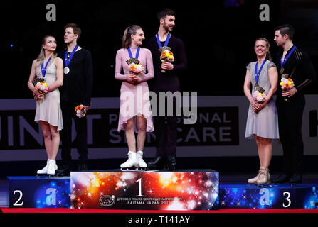 (190323) -- TOKYO, le 23 mars 2019 (Xinhua) -- médaillés argent/Nikita Katsalapov Victoria Sinitsina de Russie, médaillés d'Gabriella Papadakis / Guillaume Cizeron de France médaillés de bronze et Madison Hubbell/Zachary Donohue de la United States (de G à D) assister à la cérémonie de danse sur glace de 2019 ISU World Figure Skating Championships à Saitama Super Arena de Tokyo, Japon, le 23 mars 2019. (Xinhua/Wang Lili) Banque D'Images