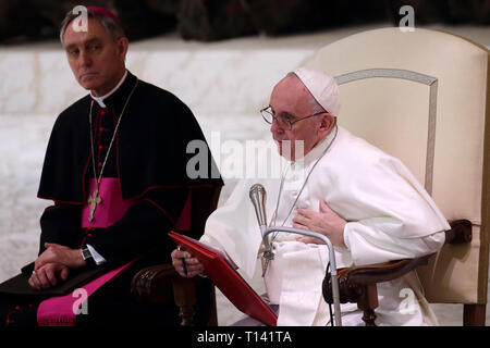 Cité du Vatican, Italie. 23 mars, 2019. Cité du Vatican, Saint-Siège- LE PAPE François au cours de l'audience pour les étudiants de Barbarino ythe's College de Padoue (Italie), à l'Aula Paolo VI au Vatican. Image Crédit : © Evandro Inetti via Zuma sur le fil) Credit : Evandro Inetti/ZUMA/Alamy Fil Live News Banque D'Images