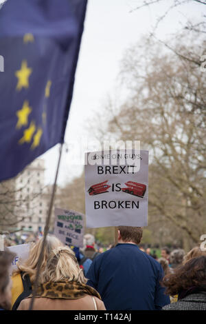 Londres, Royaume-Uni, le 23 mars, 2019 Brexit, mars : des milliers inscrivez-vous d'un référendum de protestation. Costanza Umilta/Alamy Live News Banque D'Images