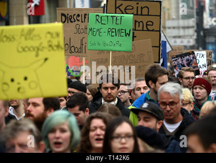 Cologne, Allemagne. 23 mars 2019, en Rhénanie du Nord-Westphalie, Köln : plusieurs milliers de personnes protestent contre le projet de réforme du droit d'auteur avec des panneaux et des affiches. Peu avant le vote décisif sur la réforme du droit d'auteur dans l'UE Parlement européen, des milliers en Europe ont protesté contre le projet. Les adversaires de la réforme et en particulier de l'article 13 avait annoncé des manifestations dans près de 20 pays. Photo : Henning Kaiser/dpa dpa : Crédit photo alliance/Alamy Live News Banque D'Images