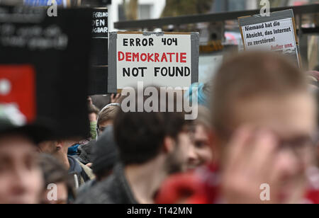 Cologne, Allemagne. 23 mars 2019, en Rhénanie du Nord-Westphalie, Köln : plusieurs milliers de personnes protestent contre le projet de réforme du droit d'auteur avec des panneaux et des affiches. Peu avant le vote décisif sur la réforme du droit d'auteur dans l'UE Parlement européen, des milliers en Europe ont protesté contre le projet. Les adversaires de la réforme et en particulier de l'article 13 avait annoncé des manifestations dans près de 20 pays. Photo : Henning Kaiser/dpa dpa : Crédit photo alliance/Alamy Live News Banque D'Images