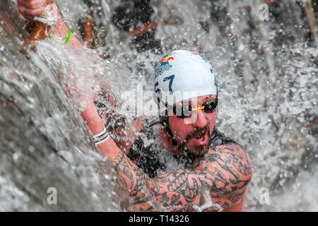 Glasgow, Ecosse, Royaume-Uni. 23 mars, 2019. 600 concurrents internationaux ont pris part à l'assemblée annuelle des mesures de Neptune Red Bull l'eau froide le long de la course 5 écluses de la Clyde et de Suite Canal à Maryhill, connu sous le nom de mesures de Neptune, Glasgow, Royaume-Uni. Toi les compétiteurs devaient nager le canal, monter des cordes et obstacle spécialement construit des murs pour compléter le cours de la température de l'eau jusqu'à 8 degrés centigrades. Credit : Findlay/Alamy Live News Banque D'Images