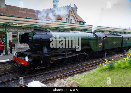 Swanage Dorset,, Royaume-Uni. 22 mars 2019. The flying scotsman tire dans Swanage Railway station. Des foules de gens de la plate-forme en ligne pour obtenir un glimps de ce célèbre locomotive. Andrew Beck de crédit. Banque D'Images
