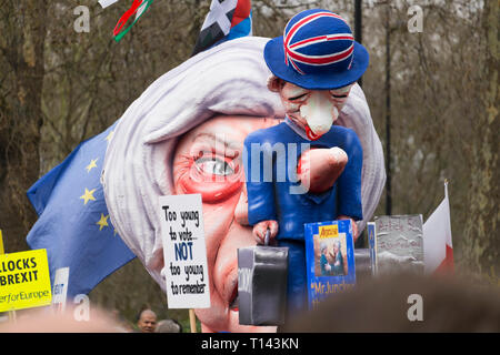 Londres, Royaume-Uni. 23 mars, 2019. 'Le mettre au peuple Mars', organisé par le vote du peuple et de la campagne dirigée par la campagne pro-européen ouvert groupe Grande-bretagne, a lieu dans le centre de Londres, à partir de Park Lane via Piccadilly à la place du Parlement et attirer les manifestants de tout le pays qui veulent un nouveau référendum Brexit. Credit : Malcolm Park/Alamy Live News. Banque D'Images