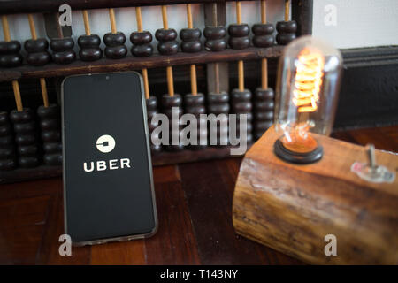 Bangkok, Thaïlande. Mar 21, 2019. Sur cette photo, l'illustration de l'application Uber vu affichée sur un smartphone Android. Crédit : Guillaume Payen/SOPA Images/ZUMA/Alamy Fil Live News Banque D'Images