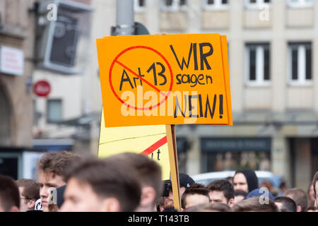Cologne, Allemagne, le 23 mars 2019 : les panneaux publicitaires sont affichés au cours d'une manifestation contre télécharger filtre. Credit : Juergen Schwarz/Alamy Live News Banque D'Images