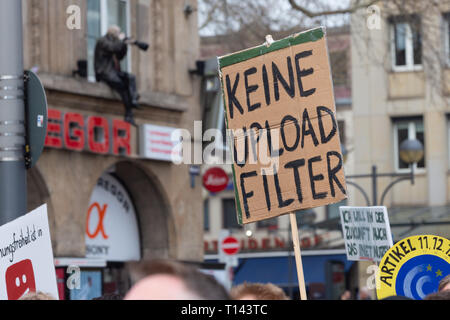 Cologne, Allemagne, le 23 mars 2019 : les panneaux publicitaires sont affichés au cours d'une manifestation contre télécharger filtre. Credit : Juergen Schwarz/Alamy Live News Banque D'Images