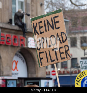 Cologne, Allemagne, le 23 mars 2019 : les panneaux publicitaires sont affichés au cours d'une manifestation contre télécharger filtre. Credit : Juergen Schwarz/Alamy Live News Banque D'Images