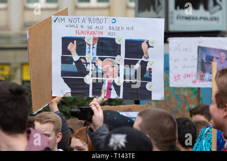 Cologne, Allemagne, le 23 mars 2019 : les panneaux publicitaires sont affichés au cours d'une manifestation contre télécharger filtre. Credit : Juergen Schwarz/Alamy Live News Banque D'Images