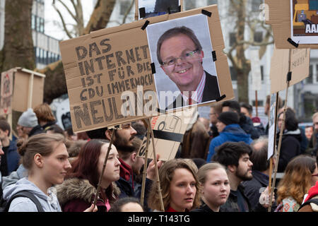 Cologne, Allemagne, le 23 mars 2019 : les panneaux publicitaires sont affichés au cours d'une manifestation contre télécharger filtre. Credit : Juergen Schwarz/Alamy Live News Banque D'Images