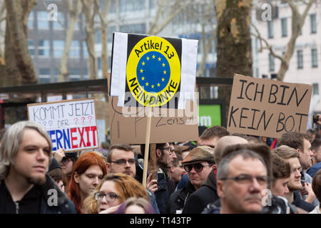Cologne, Allemagne, le 23 mars 2019 : les panneaux publicitaires sont affichés au cours d'une manifestation contre télécharger filtre. Credit : Juergen Schwarz/Alamy Live News Banque D'Images