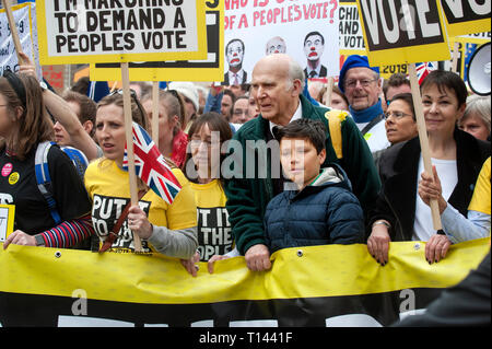 Londres, Angleterre, Royaume-Uni. Mar 23, 2019. Les peuples anti Vote Brexit Mars à Londres des centaines de milliers de partisans d'un vote des peuples, un deuxième référendum dans le débat Brexit throgh une marche de protestation contre le centre de Londres les politiques existantes qui sera débattue au Parlement cette semaine. Participation à la marche qu'on voit ici étaient Sir Vince Cable Lib. Rép.dém.leader et Carolyn Lucas co-leader du Parti Vert. Crédit : BRIAN HARRIS/Alamy Live News Banque D'Images