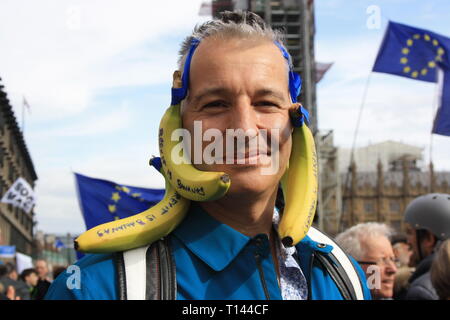 Londres, Royaume-Uni, le 23 mars, 2019. Les manifestants se rassemblent dans la place du Parlement pour la mettre à la population : vote du peuple mars contre Brexit, Londres, Royaume-Uni. Credit : Helen Garvey/Alamy Live News Banque D'Images