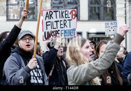 Hambourg, Allemagne. Mar 23, 2019. Un manifestant est titulaire d'un signe sur la station de métro Gänsemarkt avec l'inscription 'Article 13 Des filtres notre liberté. Peu avant le vote décisif sur la réforme du droit d'auteur dans l'UE Parlement européen, des milliers en Europe ont protesté contre le projet. Les adversaires de la réforme et en particulier de l'article 13 avait annoncé des manifestations dans près de 20 pays. Photo : Markus Scholz/dpa/Alamy Live News Banque D'Images