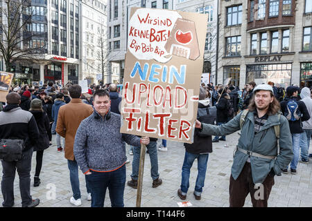 Hambourg, Allemagne. Mar 23, 2019. Deux manifestants tenir un panneau à l'entrée de la station de métro Gänsemarkt avec l'inscription "Nous ne sommes pas des robots. Télécharger aucun filtre'. Peu avant le vote décisif sur la réforme du droit d'auteur dans l'UE Parlement européen, des milliers en Europe ont protesté contre le projet. Les adversaires de la réforme et en particulier de l'article 13 avait annoncé des manifestations dans près de 20 pays. Photo : Markus Scholz/dpa/Alamy Live News Banque D'Images