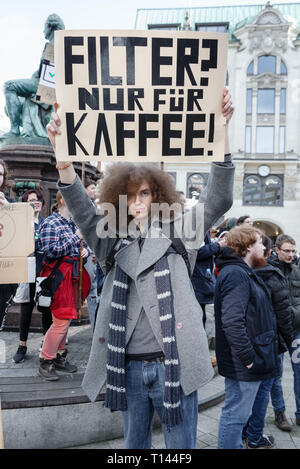 Hambourg, Allemagne. Mar 23, 2019. Un manifestant est titulaire d'un signe sur la station de métro Gänsemarkt disant 'filtre ? Seulement pour le café !". Peu avant le vote décisif sur la réforme du droit d'auteur dans l'UE Parlement européen, des milliers en Europe ont protesté contre le projet. Les adversaires de la réforme et en particulier de l'article 13 avait annoncé des manifestations dans près de 20 pays. Photo : Markus Scholz/dpa/Alamy Live News Banque D'Images